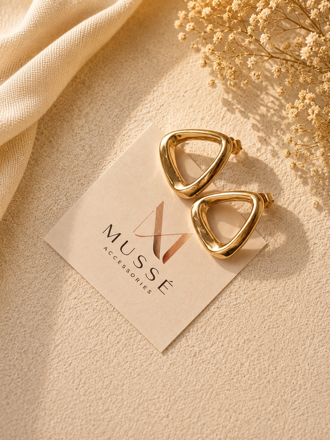 NOVA EARRINGS - Χρυσά geometric triangle stud σκουλαρίκια | Mussé Accessories