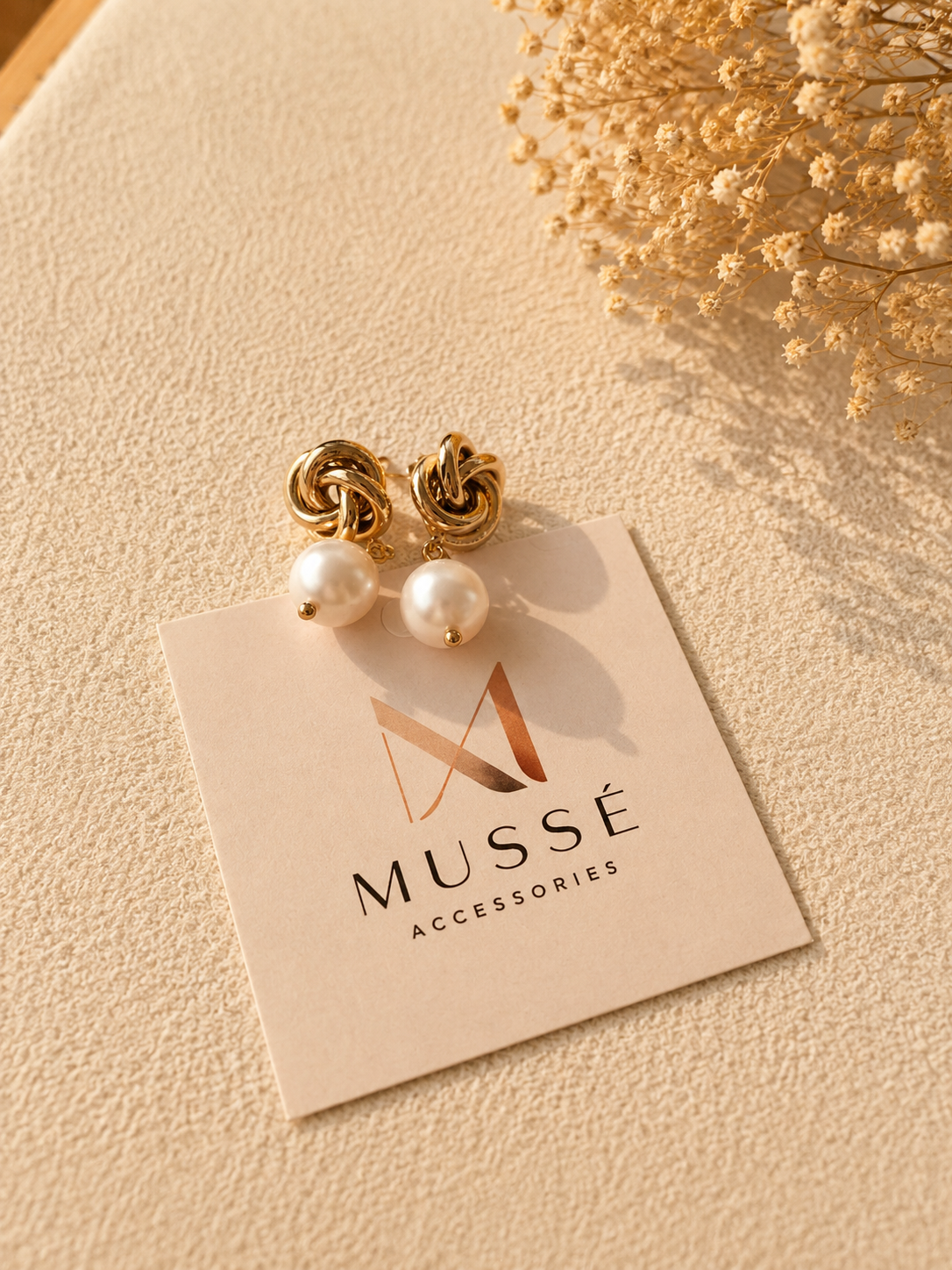 PERLEA BLOOM EARRINGS - Χρυσά knot σκουλαρίκια με μαργαριτάρι | Mussé Accessories