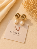 PERLEA BLOOM EARRINGS - Χρυσά knot σκουλαρίκια με μαργαριτάρι | Mussé Accessories