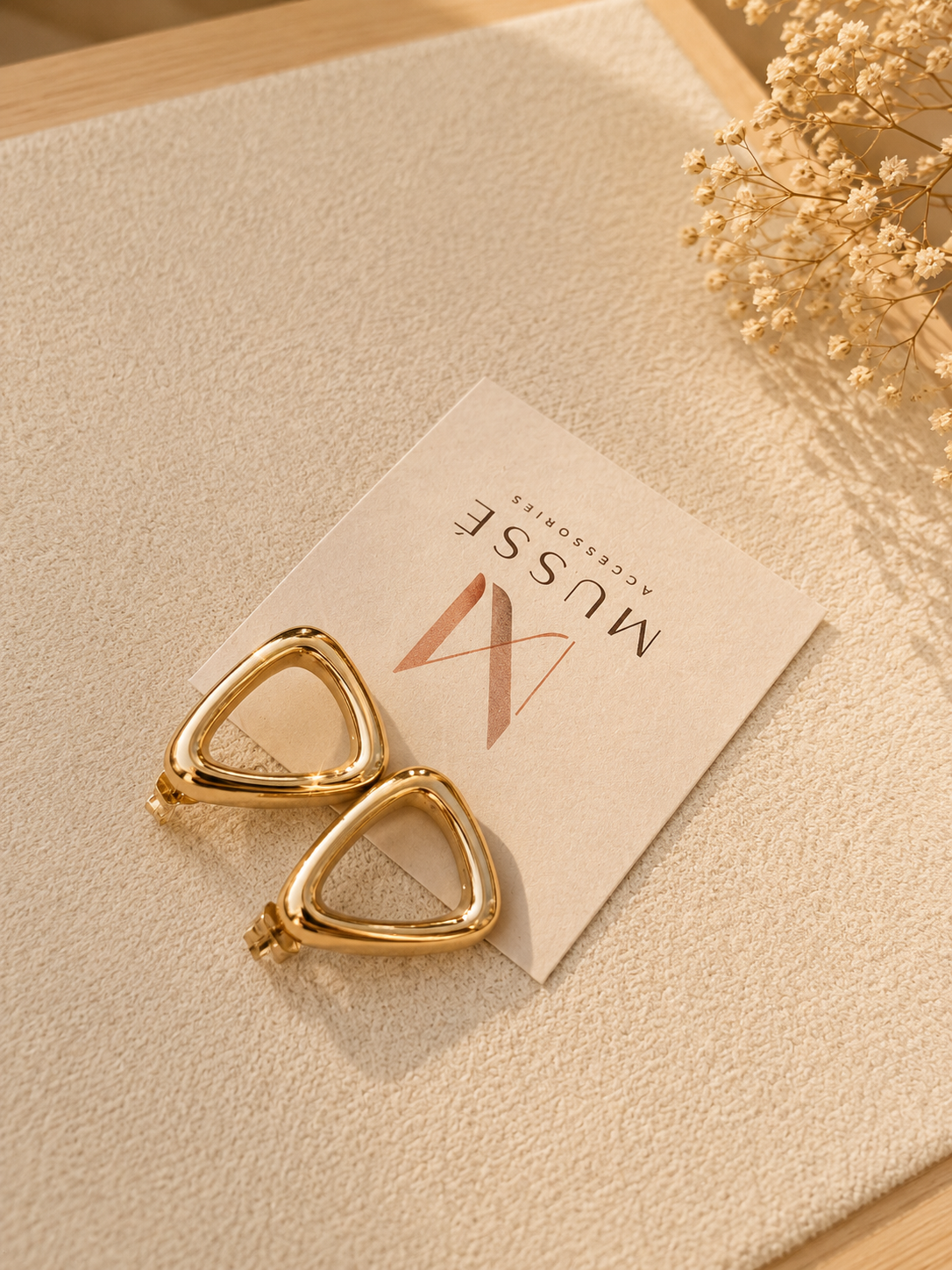 NOVA EARRINGS - Χρυσά geometric triangle stud σκουλαρίκια | Mussé Accessories